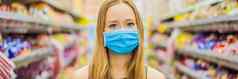 警觉女穿医疗面具冠状病毒杂货店购物超市商店健康安全流感大流行概念年轻的女人穿保护面具储备食物横幅长格式