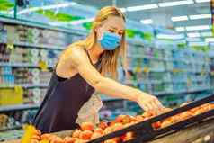 女人选择西红柿超市塑料袋可重用的袋购买蔬菜浪费概念