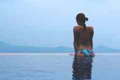 美丽的年轻的欧洲女人游泳池海洋水疗中心放松热带假期