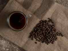 黑暗烤咖啡豆子粗麻布杯子新鲜酿造自然咖啡