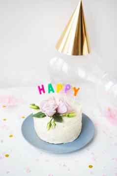美丽的小白色蛋糕装饰新鲜的eustoma花背景糖果登记快乐生日气球帽子假期概念