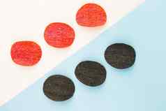 红色的黑色的土豆芯片盐辣椒胡椒等角画芯片背景白色蓝色的背景