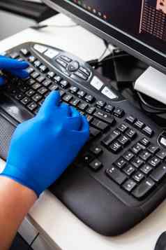 医生蓝色的手套很快收集数据病人概念医疗保健采取护理健康工作场所医生在线咨询
