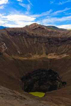 火山口溴火山蓝色的天空云溴腾