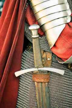 中世纪的骑士特写镜头剑护甲