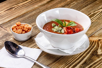 生番茄汤典型的食物西班牙服务白色碗块番茄黄瓜红辣椒木背景