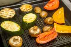 烤蔬菜西红柿玉米茄子西葫芦蘑菇甜蜜的辣椒准备专业烧烤机老板烤架蔬菜餐厅厨房