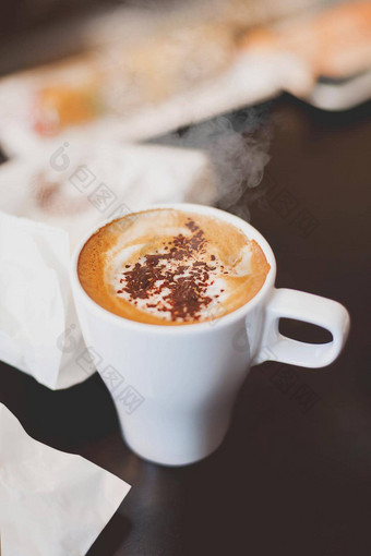 白色杯咖啡肉桂热美味的卡布奇诺咖啡零食木表格coffeebreak午餐咖啡馆