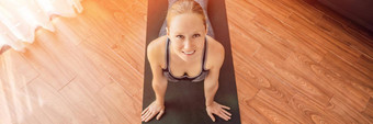 健身女人锻炼地板上首页看<strong>健身视频</strong>平板电脑人体育在线coronovirus横幅长格式