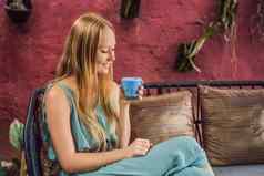 冠状病毒检疫削弱了面具地中海早餐坐着沙发饮料时尚的喝蓝色的拿铁热蝴蝶(2008年)拿铁蓝色的螺旋藻拿铁