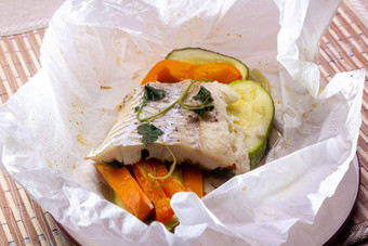 白色鱼角蔬菜乡村风格健康的吃煮熟的鱼角蔬菜装饰饮食食物白色鱼蔬菜蒸汽蔬菜烤赞德角