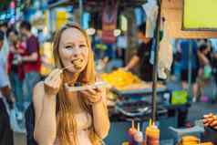 冠状病毒检疫削弱了面具旅行年轻的女人旅游吃典型的朝鲜文街食物走街首尔辣的快食物简单的发现当地的朝鲜文殉道灵魂韩国