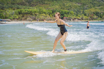 冠状病毒检疫削弱了面具公共的地方美丽的年轻的女人骑波运动冲浪者女人冲浪背景蓝色的天空云透明的波户外活跃的