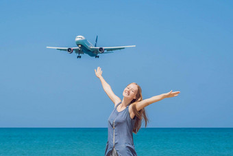 冠状病毒检疫削弱了面具旅行年轻的女人海滩着陆飞机旅行概念