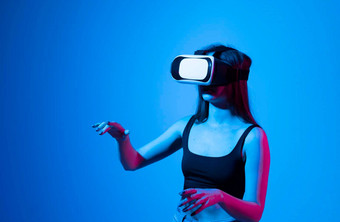 年轻的女人工作护目镜灰色背景现代架构师虚拟现实眼镜工作场所设计师工作增强现实工作室
