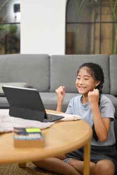 兴奋亚洲女孩手势电脑平板电脑研究在线网络虚拟类首页