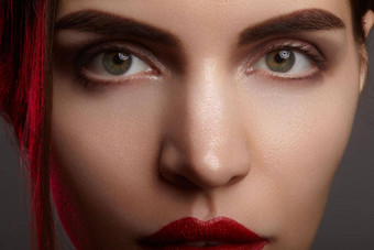 特写镜头肖像美丽的女人脸红色的颜色时尚唇化妆清洁闪亮的皮肤强大的眉毛