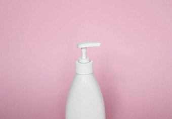白色塑料瓶洗发水护发素淋浴过来这里粉红色的背景模拟模板设计