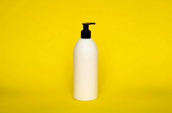大白色塑料瓶泵自动售货机黄色的背景模拟<strong>模板</strong>设计