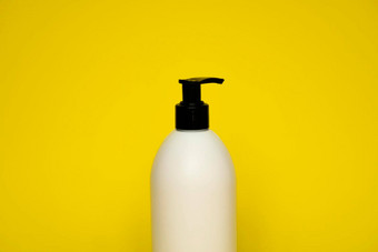 液体容器过来这里乳液奶油洗发水浴泡沫黄色的背景化妆品塑料瓶白色自动售货机泵模拟模板设计