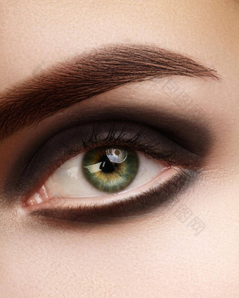 美丽的宏照片女人眼睛黑色的烟雾缭绕的化妆完美的形状眉毛化妆品化妆