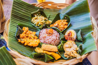 米饭脂肪米饭混在一起印尼巴厘岛的大米土豆雪 貂认为利利特炸豆腐辣的煮熟的鸡蛋花生