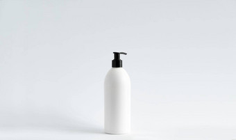 白色塑料瓶洗发水护发素淋浴过来这里白色背景模拟模板设计