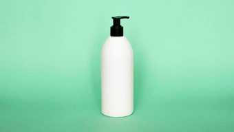 白色塑料瓶<strong>洗发水护发</strong>素淋浴过来这里绿色背景模拟模板设计