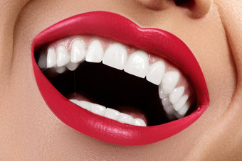 牙科照片宏快乐女微笑健康的白色牙齿红色的嘴唇化妆口腔学治疗美白