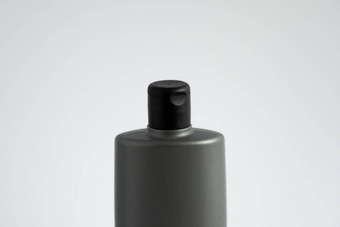 黑色的洗发水包装模型垂直空塑料化妆品包男人。孤立的白色背景容器护发素头发冲洗