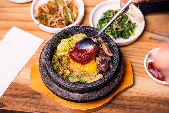 朝鲜文传统的菜石锅<strong>拌饭</strong>混合大米蔬菜包括牛肉炸蛋