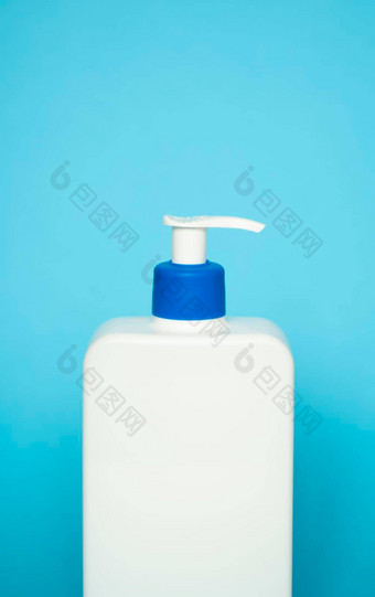 液体容器过来这里乳液奶油洗发<strong>水浴</strong>泡沫化妆品塑料瓶蓝色的自动售货机泵蓝色的背景化妆品包装模型复制空间