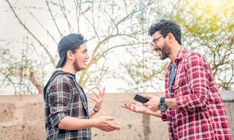 年轻的人谈话在户外朋友谈话概念尊重友好的谈话