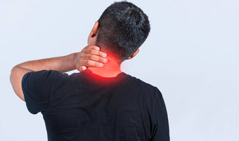 脖子疼痛压力概念男人。脖子肌肉疼痛关闭人脖子疼痛男人。脖子疼痛孤立的背景