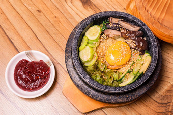 朝鲜文传统的菜石锅拌饭混合大米蔬菜包括牛肉炸蛋