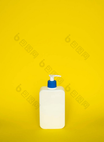 液体容器过来这里乳液奶油洗发<strong>水浴</strong>泡沫化妆品塑料瓶蓝色的自动售货机泵黄色的背景化妆品包装模型复制空间