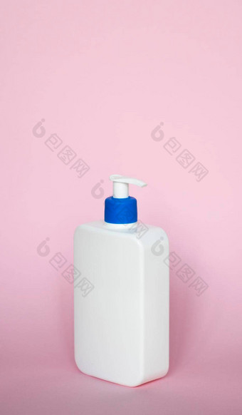 白色未打上烙印的自动售货机瓶粉红色的背景<strong>化妆品包</strong>装模型复制空间