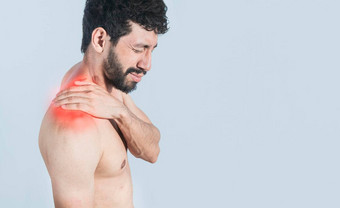 脖子疼痛压力概念赤膊上阵男人。脖子肌肉疼痛特写镜头男人。脖子疼痛男人。脖子疼痛孤立的背景