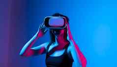 快乐浅黑肤色的女人女孩经验耳机眼镜虚拟现实探索虚拟世界界限