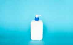 液体容器过来这里乳液奶油洗发水浴泡沫化妆品塑料瓶蓝色的自动售货机泵蓝色的背景化妆品包装模型复制空间