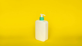 白色未打上烙印的自动售货机瓶黄色的背景化妆品包装模型复制空间