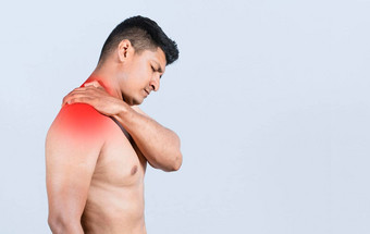 赤膊上阵人脖子肌肉疼痛脖子疼痛压力概念特写镜头男人。脖子疼痛男人。脖子疼痛孤立的背景