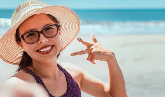 漂亮的女孩采取<strong>自拍</strong>海滩快乐漂亮的女孩采取<strong>自拍</strong>海滩假期概念