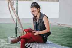 城市女孩坐着板凳上阅读书拉丁女孩阅读书概念学生女孩阅读书