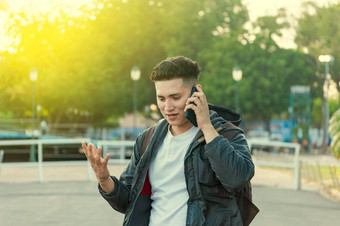 男人。调用电话年轻的男人。调用细胞电话拉丁的家伙调用电话