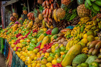 架子上新鲜的水果新鲜的水果摊位概念水果健康的食物出售水果