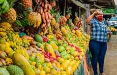 女人销售新鲜的水果新鲜的水果摊位水果健康的食物概念销售水果