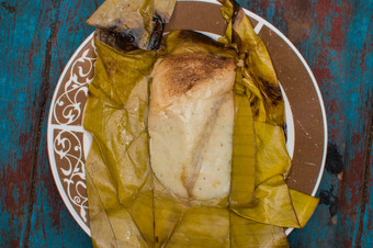 塞玉米粉蒸肉服务木表格塞玉米粉蒸肉香蕉叶服务木表格典型的尼加拉瓜食物
