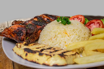 猪肉肋骨大米炸奶酪番茄沙拉尼加拉瓜食物服务木背景板猪肉肋骨大米服务木背景