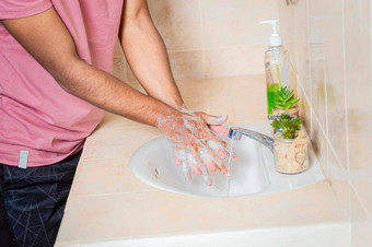 关闭男人。洗手肥皂概念正确的手洗方法防止科维德